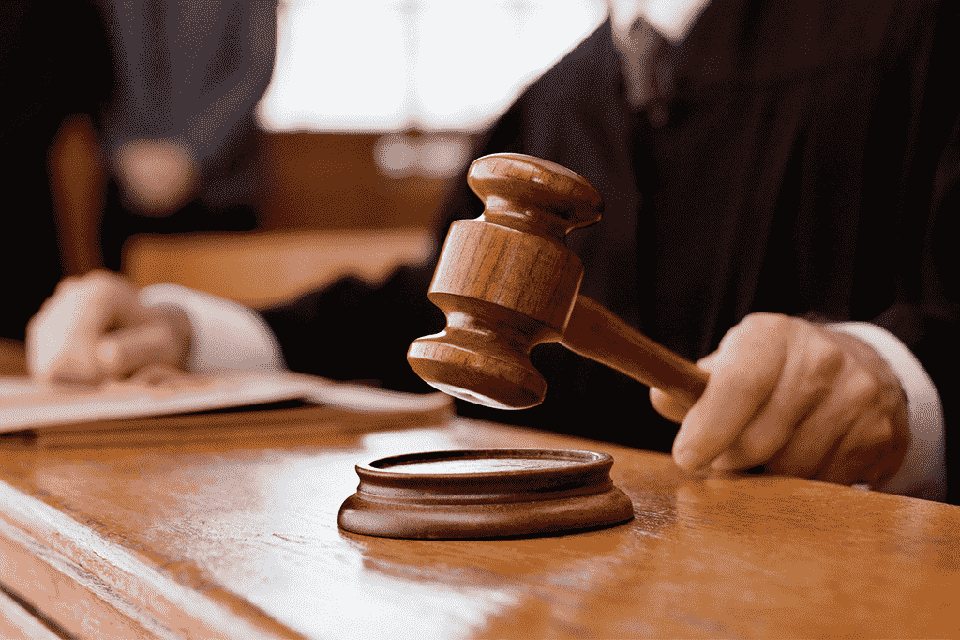Médico que acumulou cargo é condenado a devolver mais de 400 mil a 3 municípios de RO
