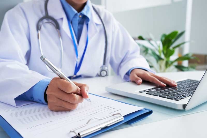 Médico de RO é condenado a devolver R$ 400 mil por acúmulo de cargos