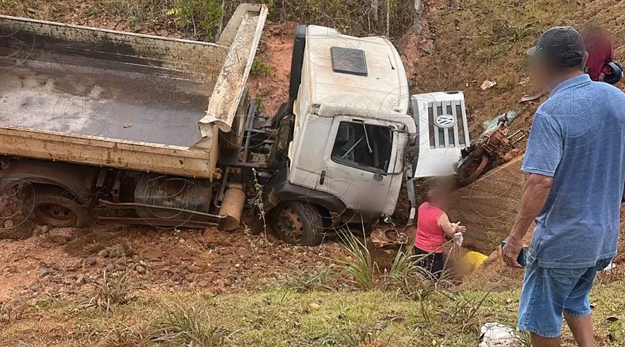 Caminhão caçamba tomba na BR‑319 e acidente deixa uma pessoa morta em Porto Velho