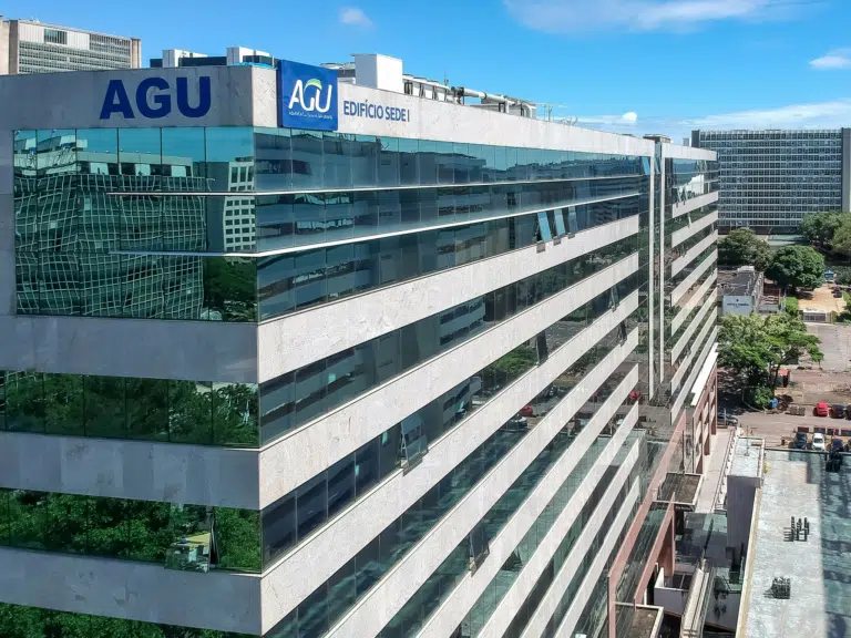 AGU assina acordo de leniência com empresas de energia e indústria naval
