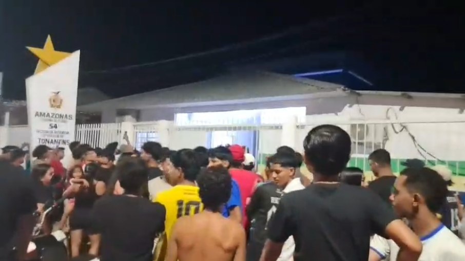 Multidão invade delegacia, agride e coloca fogo em detido que era suspeito de feminicídio