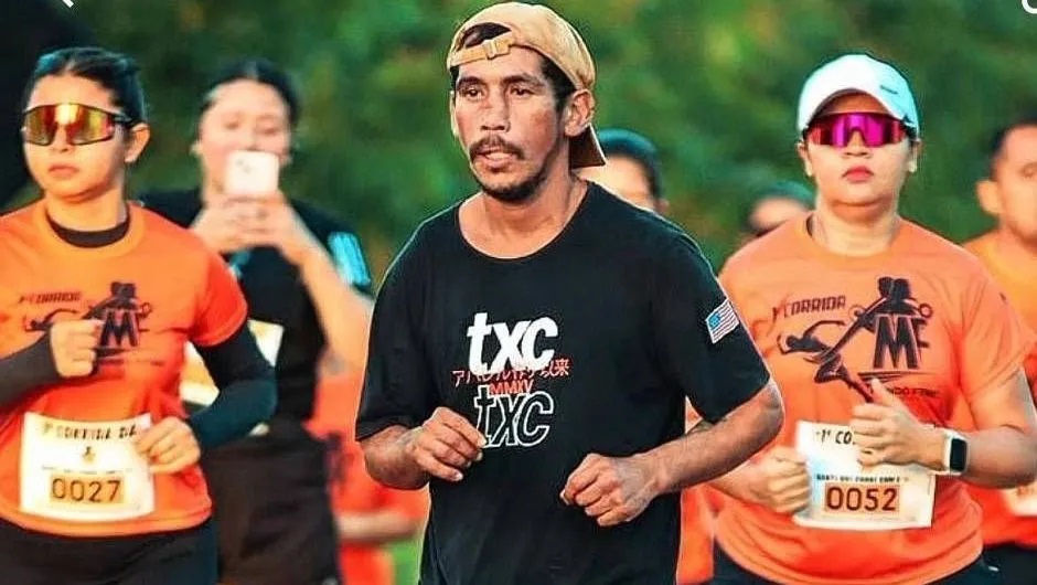 Homem embriagado e de chinelo completa corrida de 8 km, ganha medalha e viraliza
