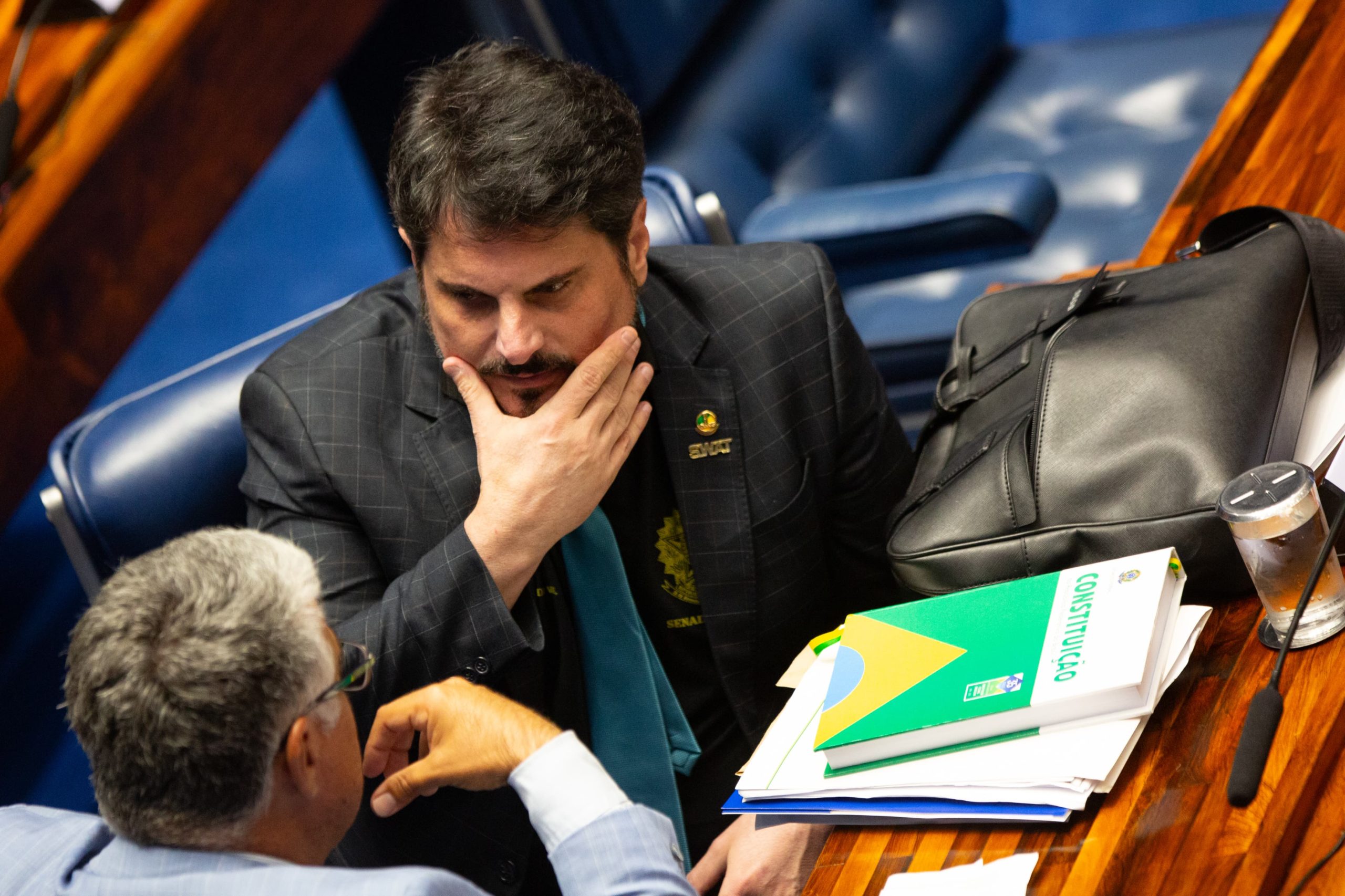 Por ordem de Moraes, senador Marcos do Val coloca tornozeleira eletrônica
