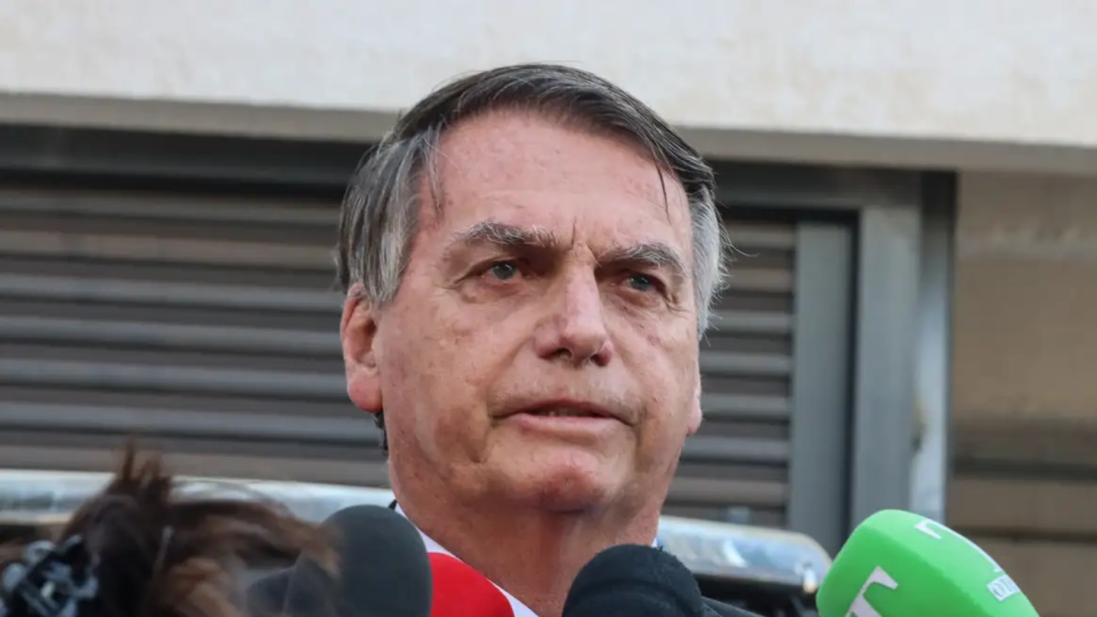 PF apreende novo celular de Bolsonaro e vai periciar indícios de articulação com Flávio
