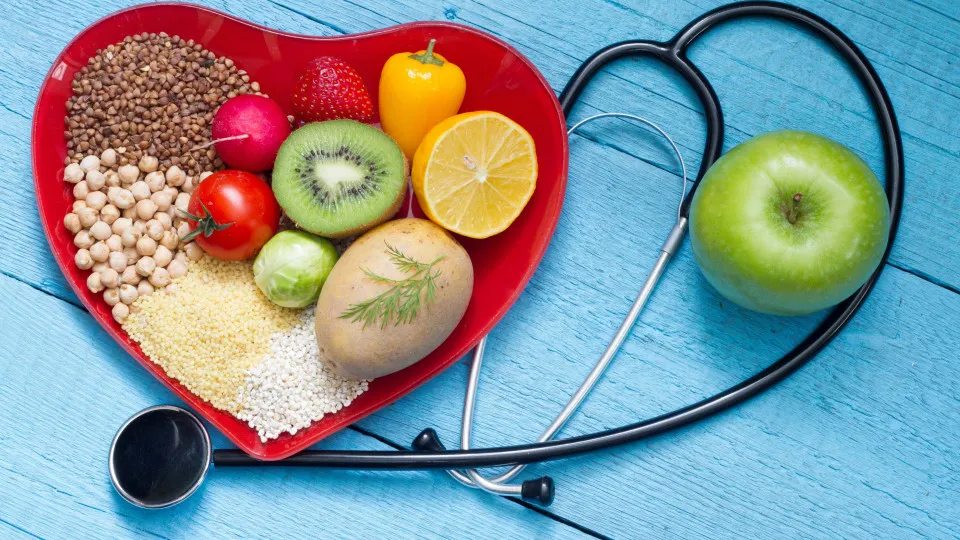 Alimentação equilibrada ajuda controlar e prevenir o colesterol alto
