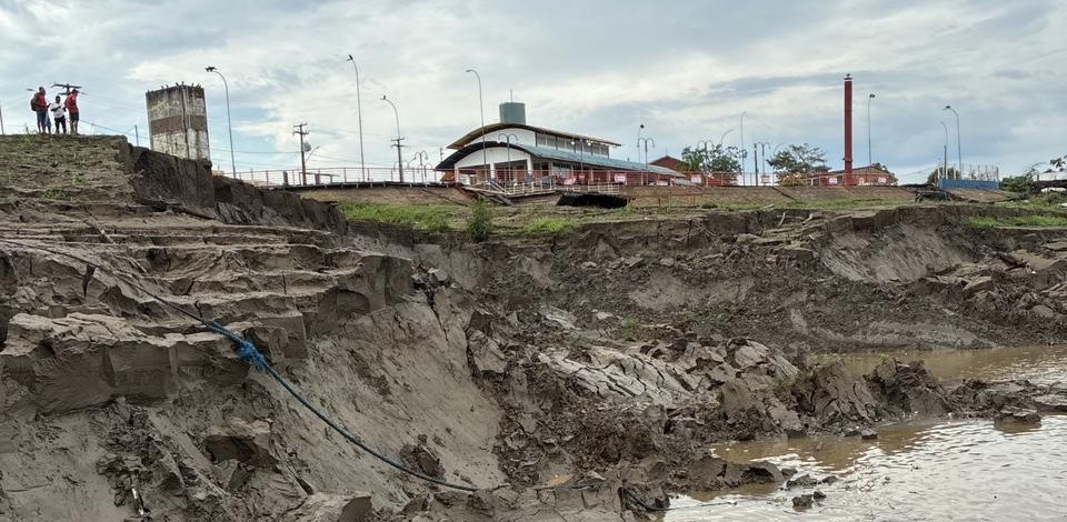 Defesa Civil de Porto Velho é acionada após desbarrancamento atingir área do Cai N’água