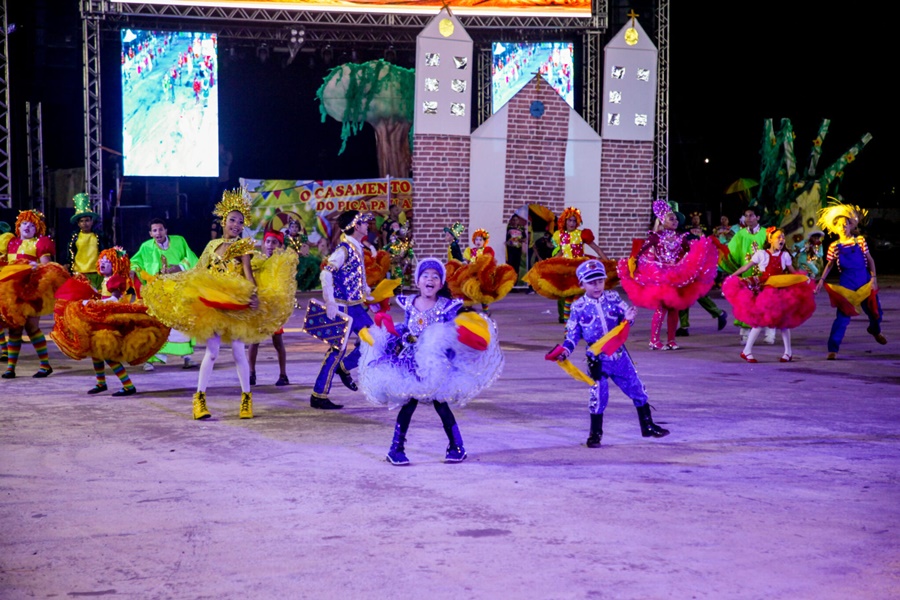 Quadrilhas emocionam o público com temas culturais e poéticos no Arraial Flor do Maracujá