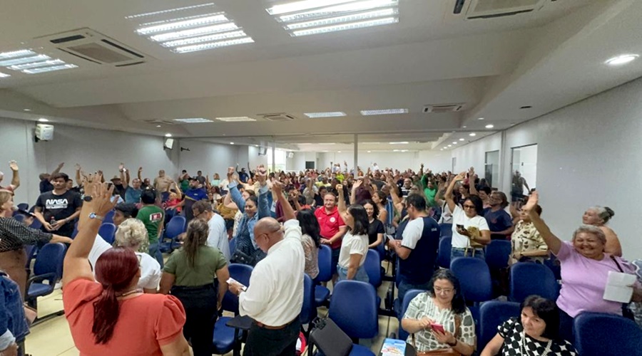 Professores da rede estadual entram em greve por tempo indeterminado