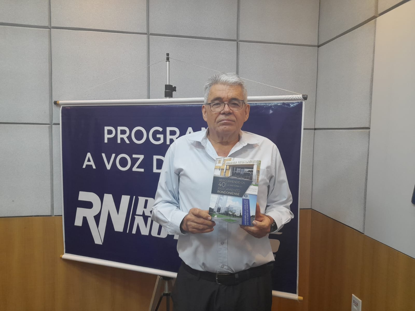 “Eu conto a história do Poder Legislativo”, afirma escritor Carlos Manvailer