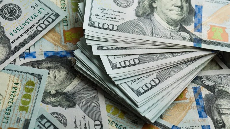 Dólar recua em linha com exterior e petróleo forte beneficia o real
