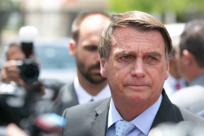 Pressionado, Moraes autoriza que filhos visitem Bolsonaro em prisão domiciliar
