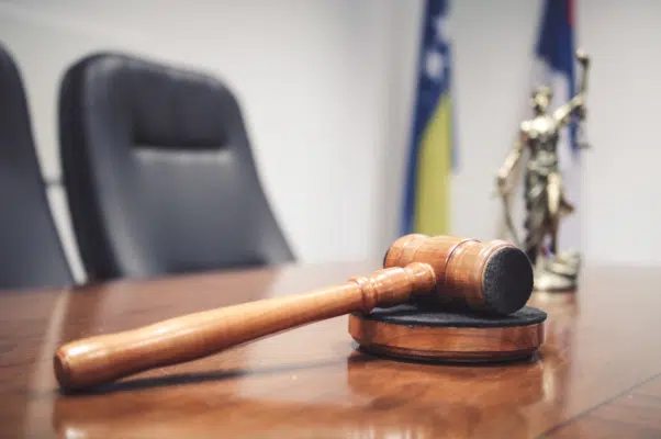 Maioridade do filho não afasta prisão civil por dívida de pensão, diz STJ

