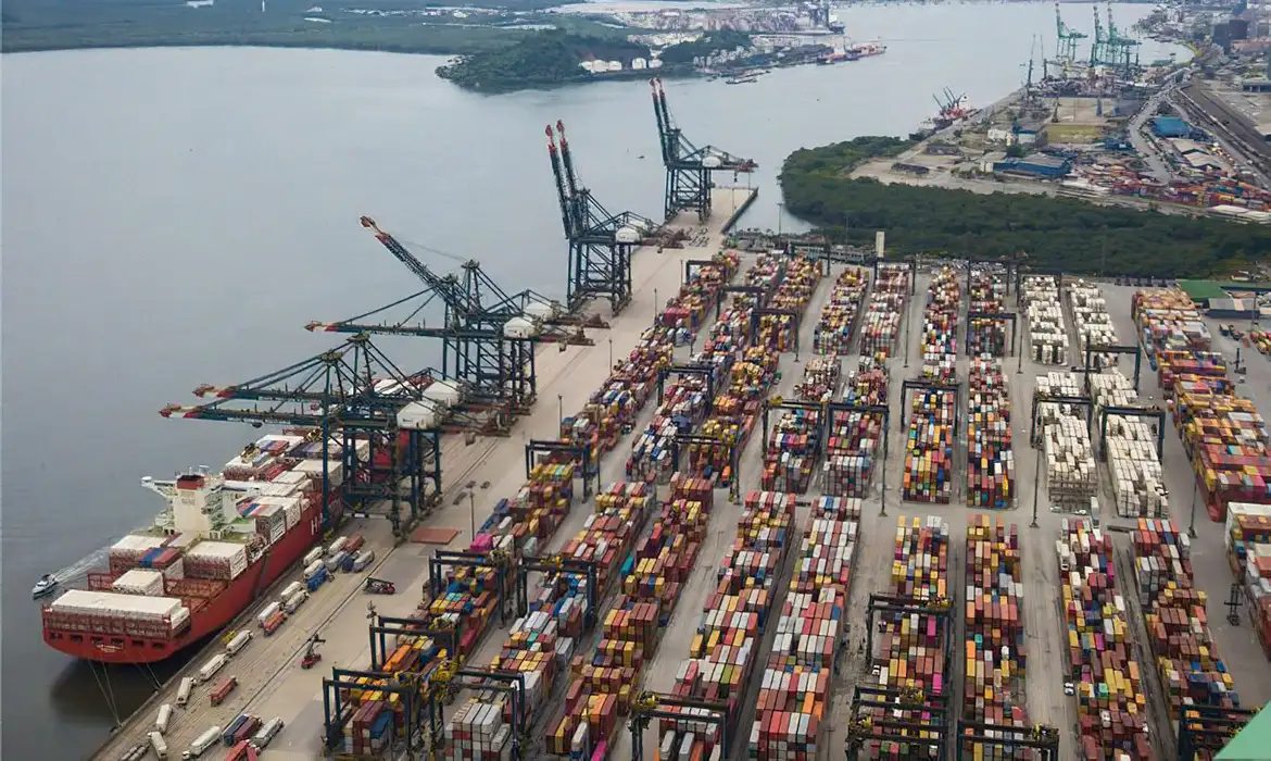 Tarifaço sobre parte de exportações brasileiras entra em vigor hoje
