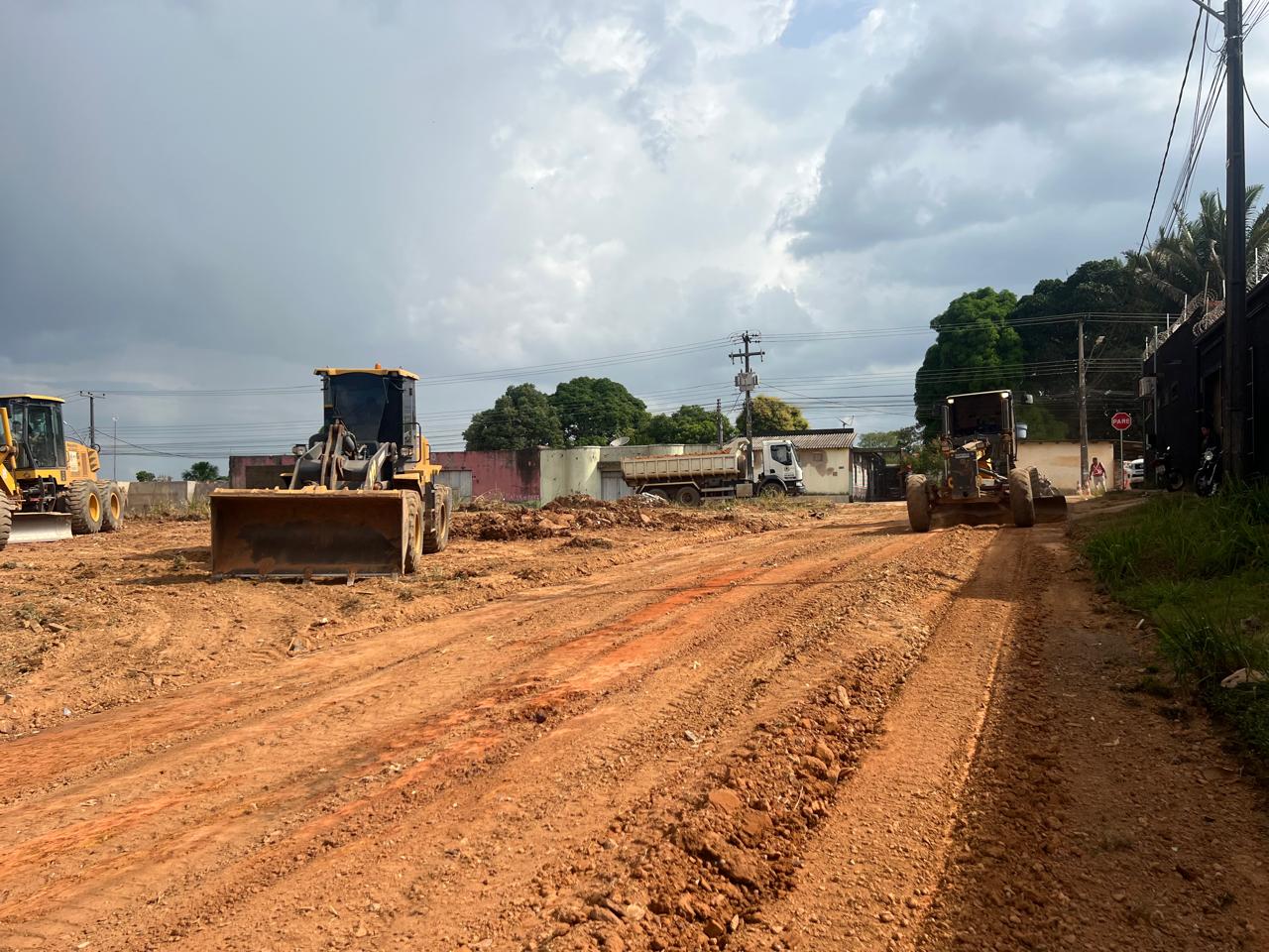 Prefeitura realiza limpeza, patrolamento e encascalhamento de vias no bairro Conceição

