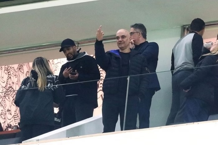 Jornal demite fotógrafo que flagrou gesto obsceno de Alexandre de Moraes em estádio
