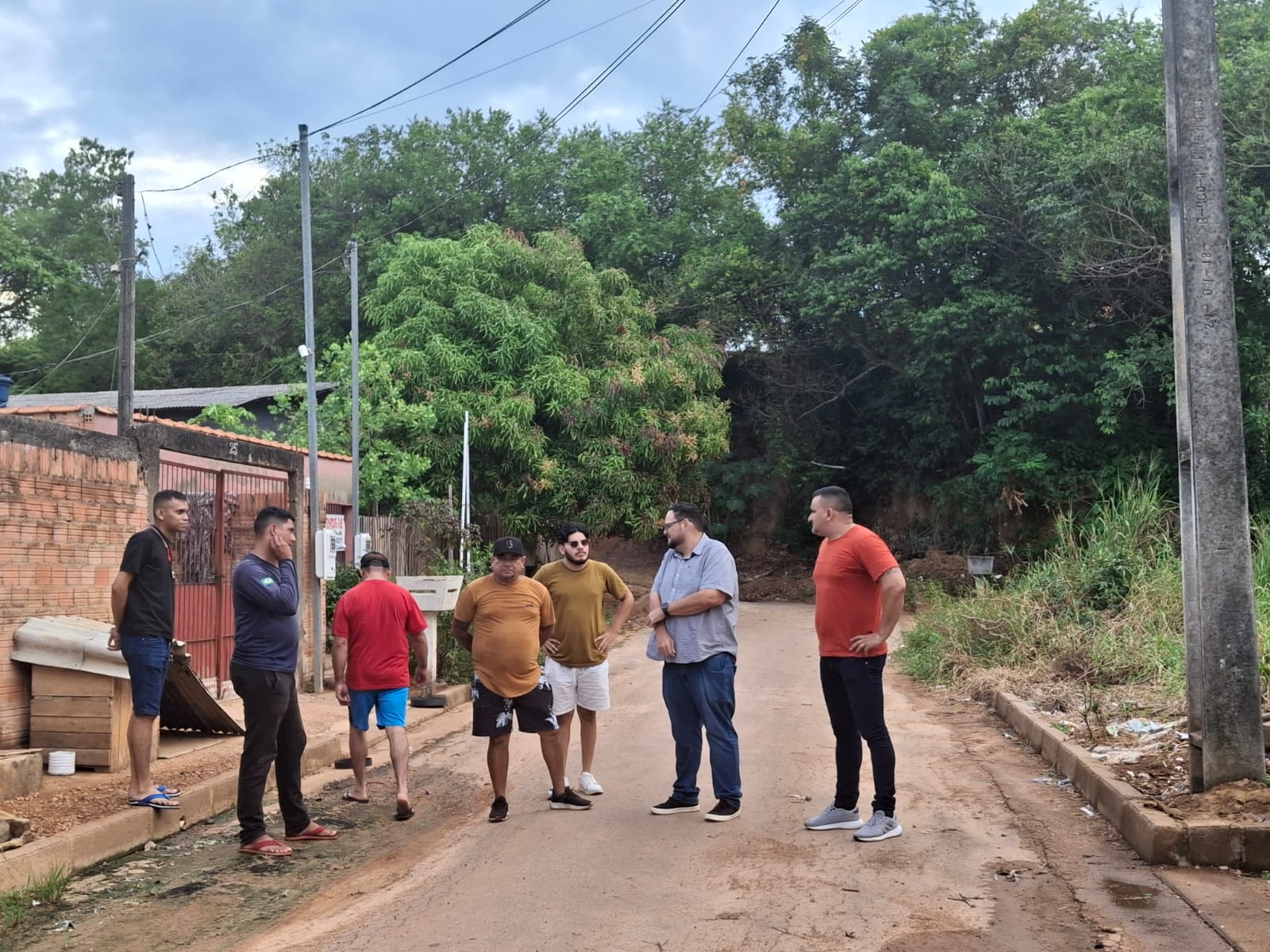 Equipe do vereador Dr. Júnior Queiroz acompanha serviços de drenagem na rua das Flores
