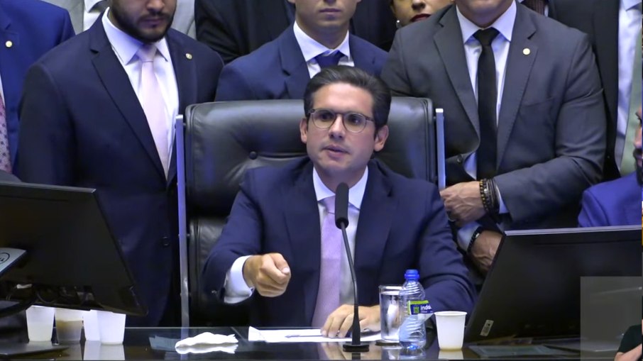 Oposição ignora Hugo Motta e articula entre líderes para votar anistia de Jair Bolsonaro

