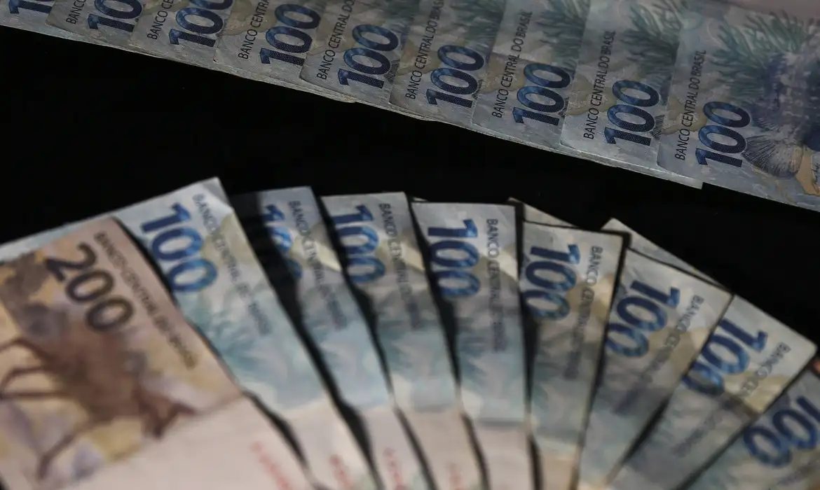 Saques da poupança superam depósitos em R$ 6,25 bilhões em julho
