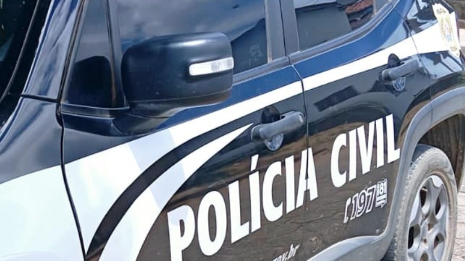 Homem mata a namorada após suposta traição, confessa o crime e foge da família
