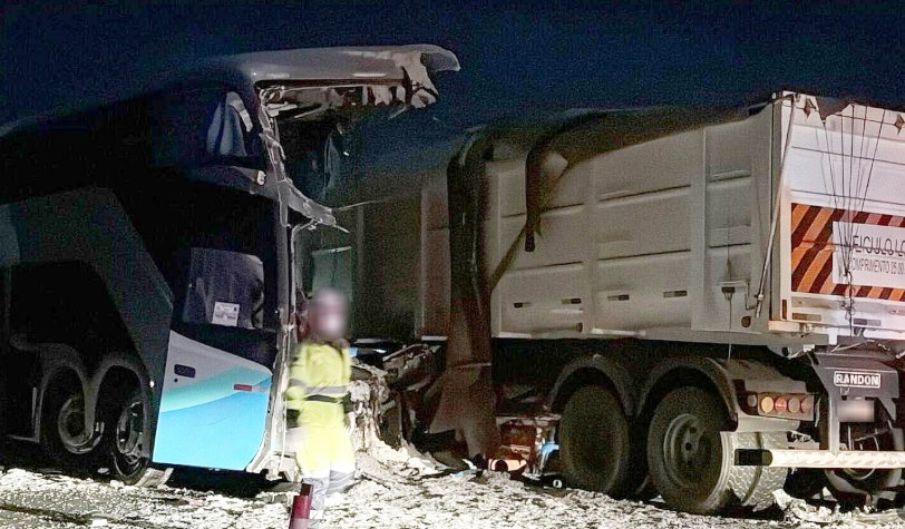 Colisão entre carreta e ônibus de turismo deixa 11 mortos e dezenas de feridos na BR-163