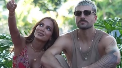 J Balvin diz que Anitta estaria noiva, mostra anel e fala de casamento com a cantora brasileira
