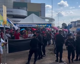 Manifestantes entram em confronto antes da chegada de Lula a Porto Velho

