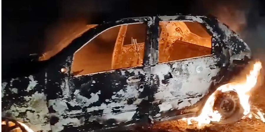 Carro é destruído por incêndio durante a madrugada no Espaço Alternativo