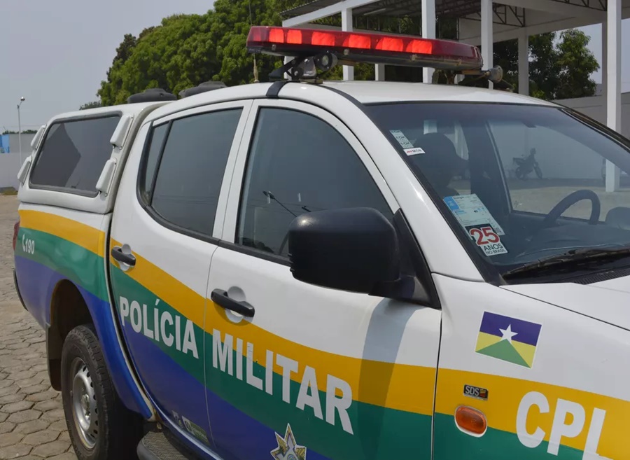 Homem é esfaqueado com garrafa após discutir com esposa em frente a boate