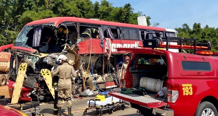 Identificados todos os 11 mortos da colisão entre ônibus e carreta no Mato Grosso