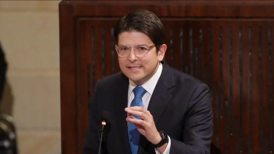 Morre Miguel Uribe, pré-candidato à presidência da Colômbia que foi baleado na cabeça
