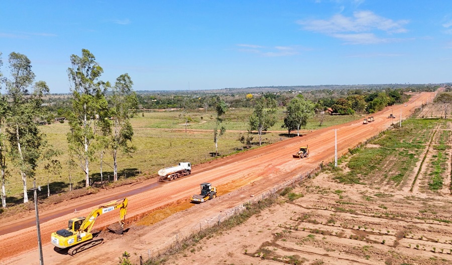 Obras na Rodovia-383 são intensificadas pelo governo de RO, no distrito de Riozinho, em Cacoal