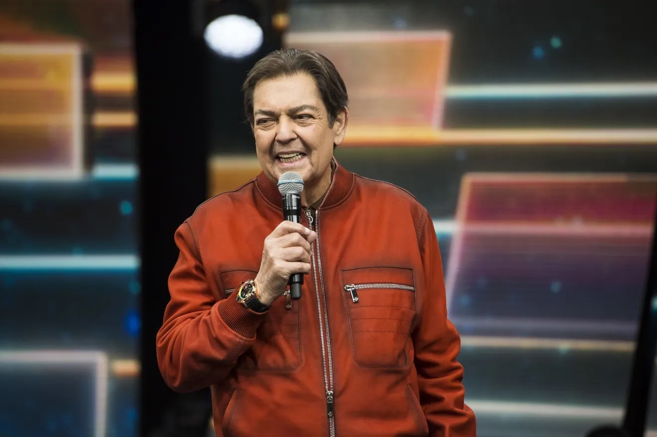 Fausto Silva é extubado e segue internado, confirma assessoria do apresentador
