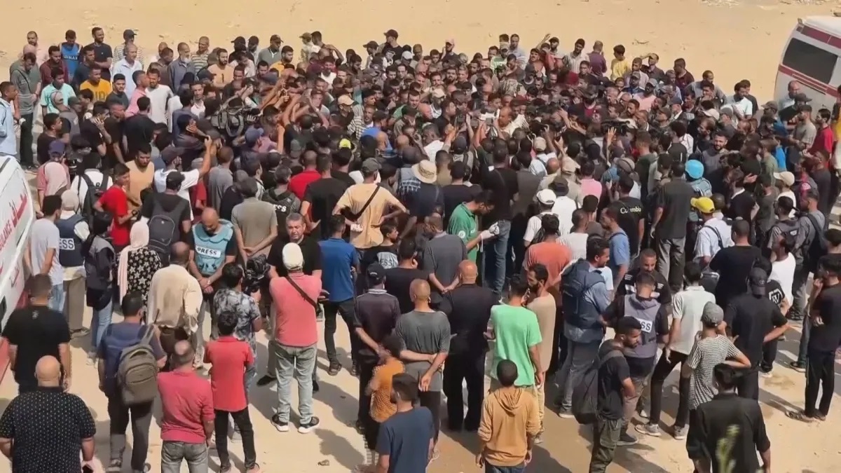 Multidões comparecem a funeral de jornalistas mortos em ataque na Faixa de Gaza
