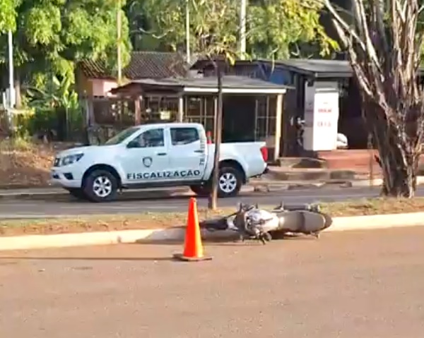 Mulher fica gravemente ferida e é intubada após colisão entre moto e caminhão