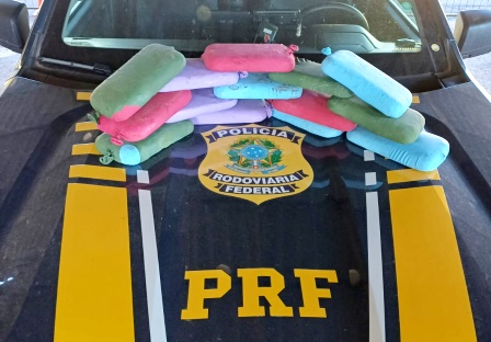 PRF em Rondônia apreende aproximadamente 16 kg de cocaína em carro batido