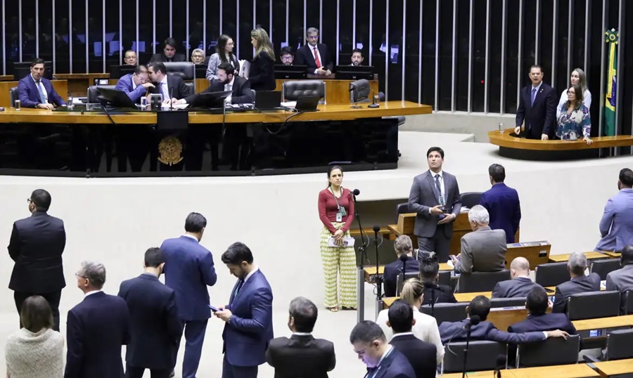 Sem acordo, Câmara não pauta foro privilegiado nem anistia a 8/1