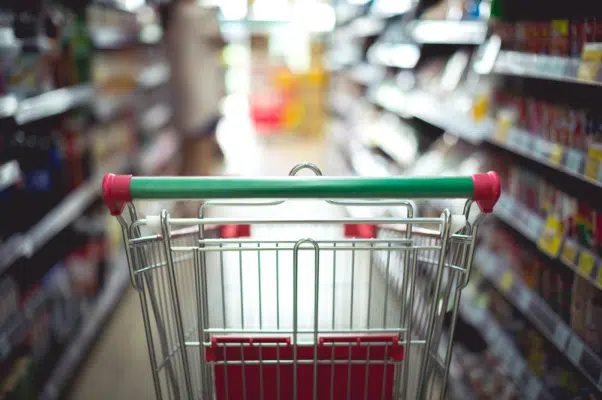 Supermercado não responde por ataque com faca que estava à venda
