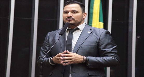 Rafael Fera inicia mandato tentando lacrar, mas é contestado e vira piada