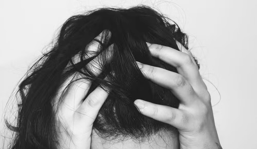 Homem com tornozeleira é preso após invadir escola e agredir ex-companheira em Porto Velho