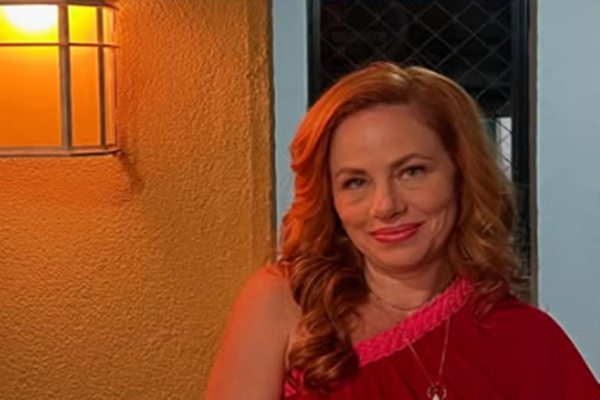 Atriz Karine Teles revela ser sofrido bullying na escola na infância: “Muito violento”
