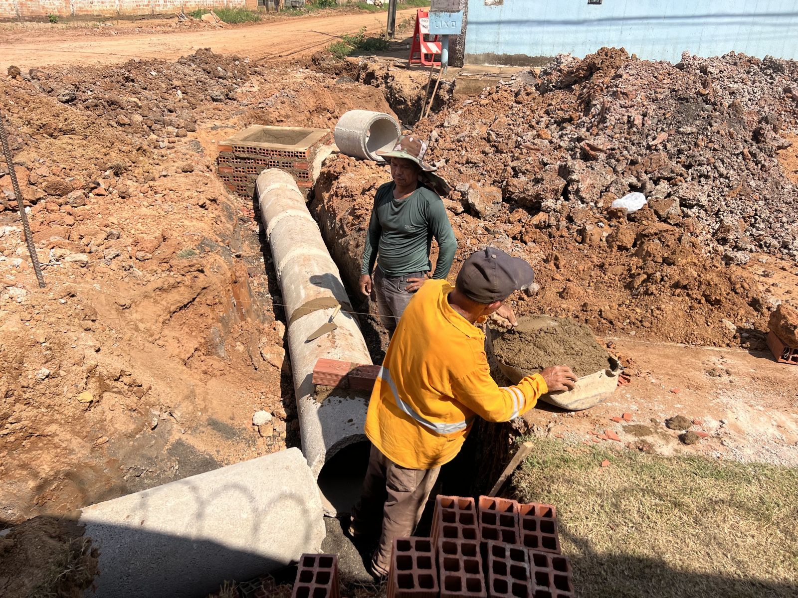 Obra de drenagem na rua Ponto do Coqueiro avança no bairro Três Marias
