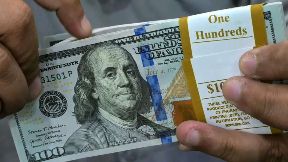 Dólar no fim de 2025 continua em R$ 5,60, projeta Focus; para 2026, segue em R$ 5,70
