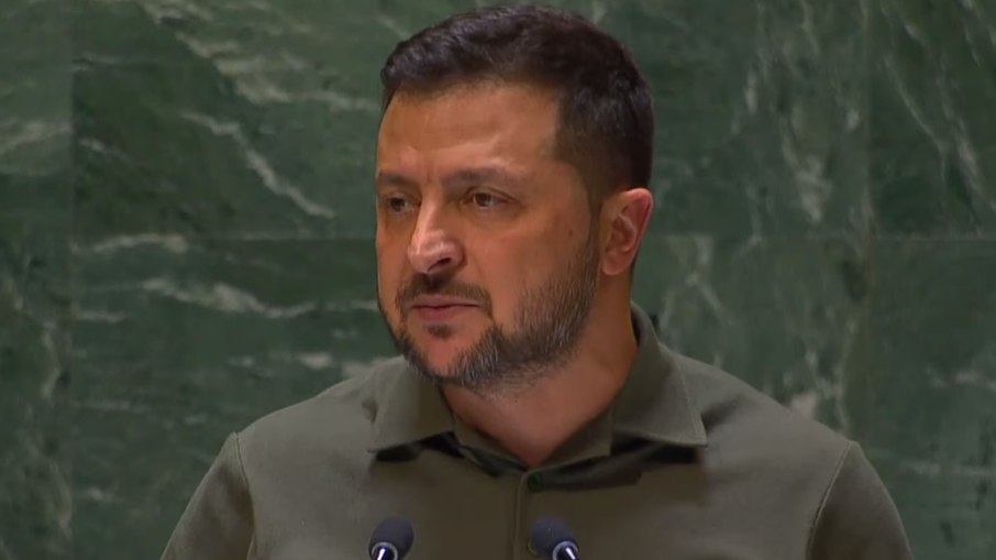 Presidente da Ucrânia, Volodymyr Zelensky admite ceder áreas à Rússia em negociação
