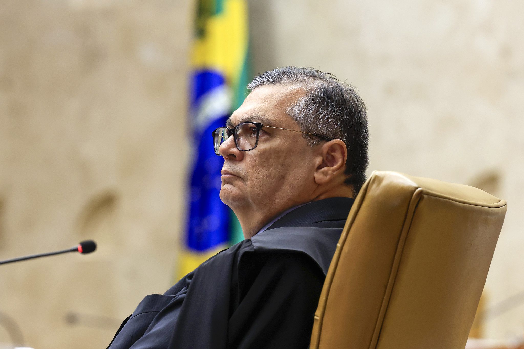Dino suspende atos estrangeiros no Brasil, inclusive aplicação da Lei Magnitsky contra Moraes

