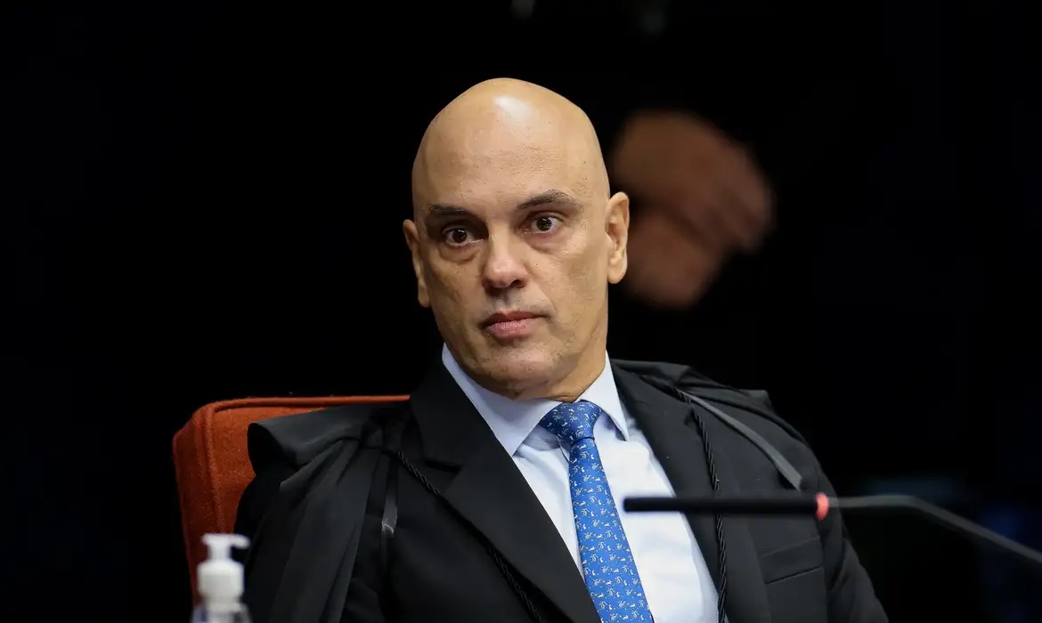 'Não há a menor possibilidade de recuar nem um milímetro', diz Moraes ao Washington Post