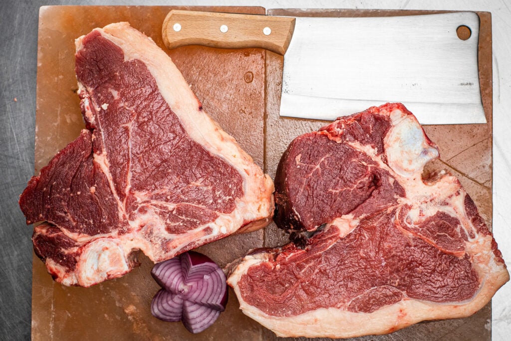 Carne bovina atinge preços recordes nos Estados Unidos, exportações brasileiras despencam

