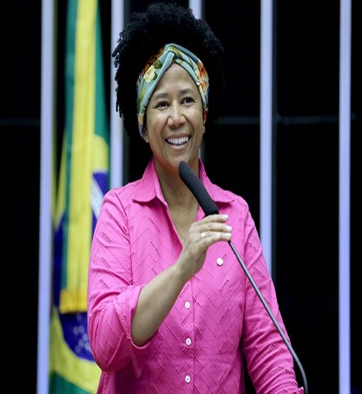 Silvia Cristina desafia tubarões e desponta em voo de cruzeiro na corrida ao Senado
