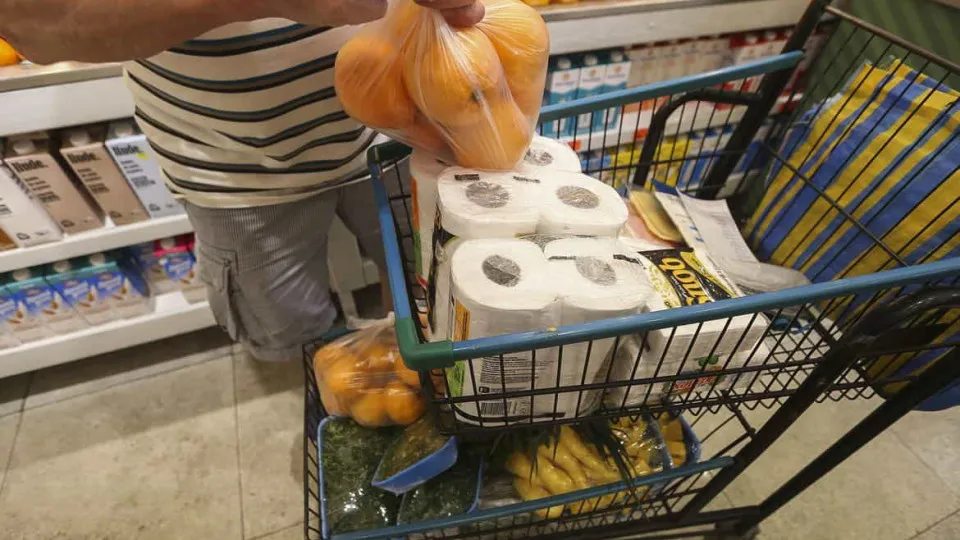 Brasileiros que sentem alta no preço da comida caiu, diz Genial/Quaest
