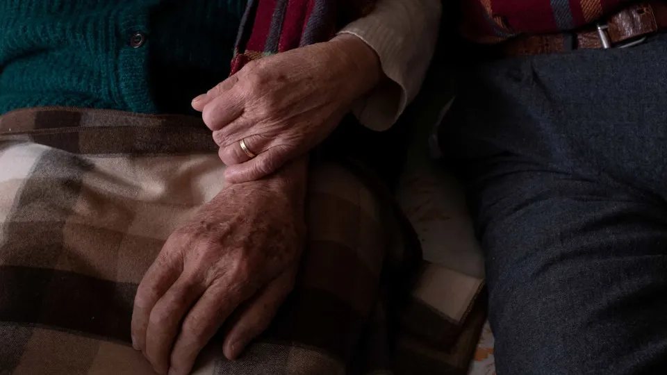 Consumo excessivo de álcool pode aumentar risco de depressão em idosos
