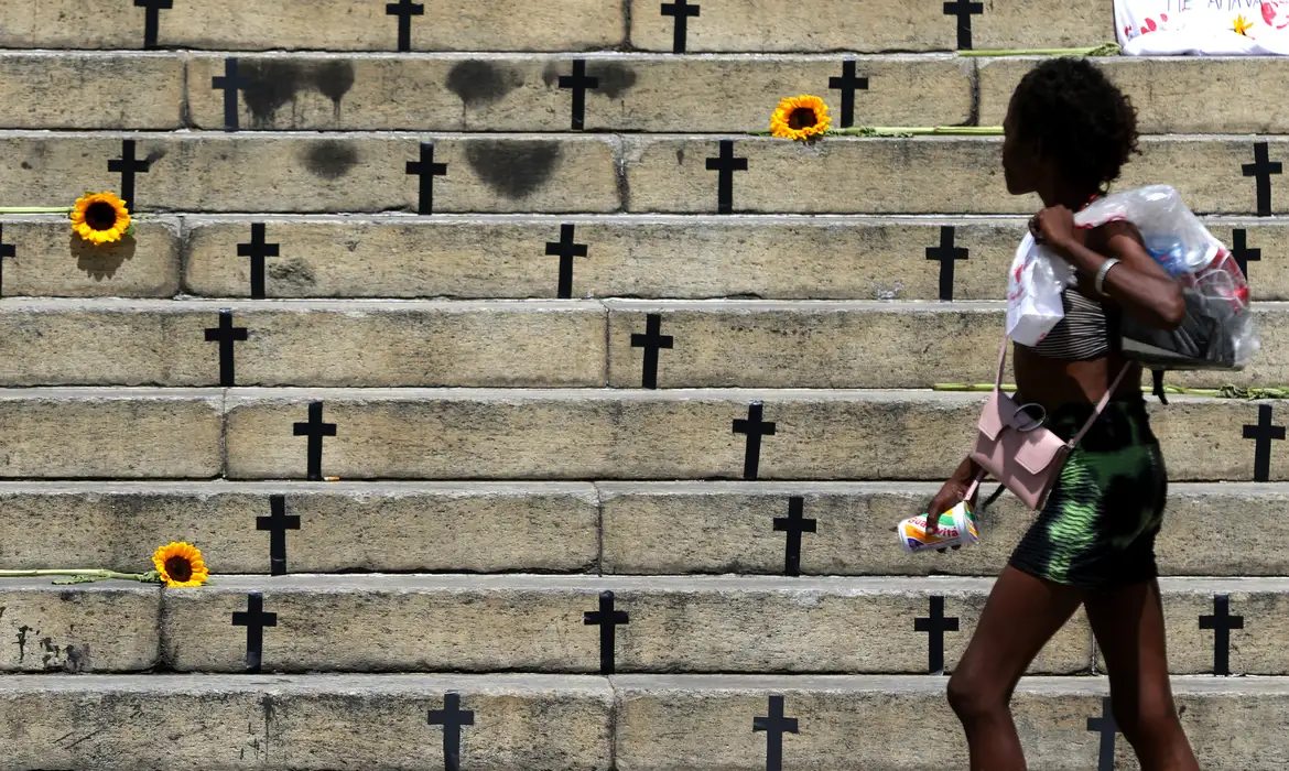 Casos de feminicídio por arma de fogo aumentam em 2025 no país, diz Instituto Fogo Cruzado
